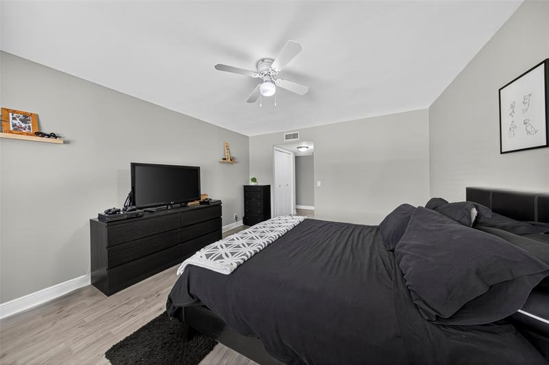 Image 24 of 34 For 412 Lakeview Dr  202
