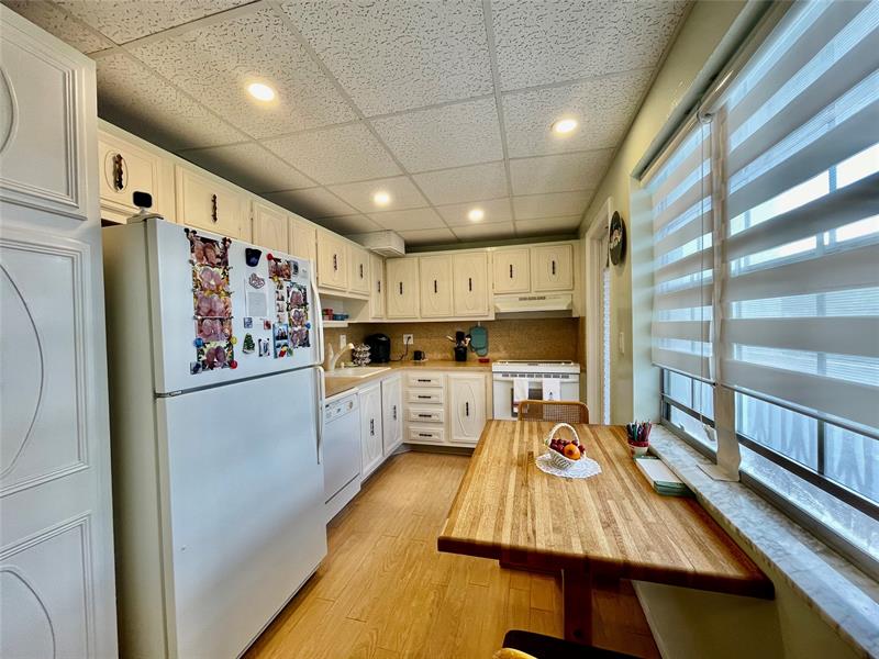 Image 3 of 32 For 4140 44th Ave  211