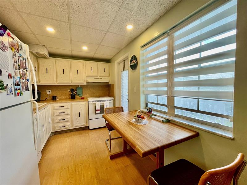 Image 4 of 32 For 4140 44th Ave  211