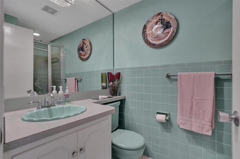 Image 20 of 52 For 180 Isle Of Venice Dr  118