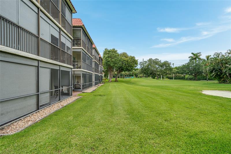 Image 19 of 57 For 271 Hollybrook Dr  304