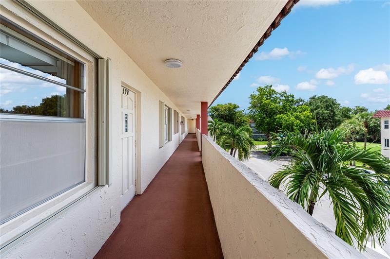 Image 21 of 57 For 271 Hollybrook Dr  304