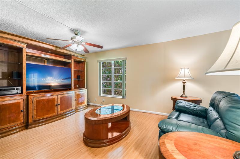Image 4 of 57 For 271 Hollybrook Dr  304