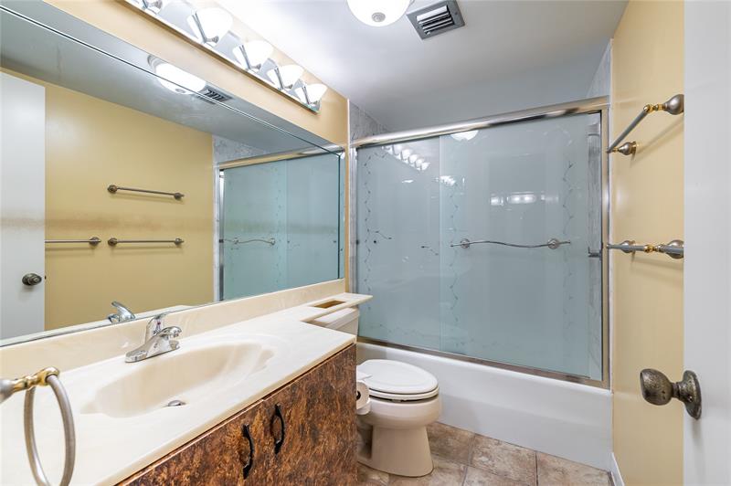 Image 9 of 57 For 271 Hollybrook Dr  304