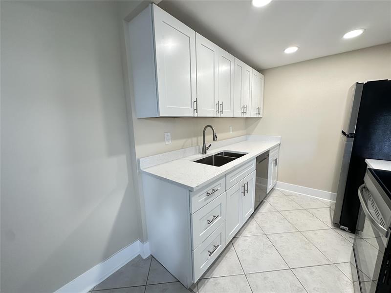 Image 3 of 10 For 3032 Exeter B  3032