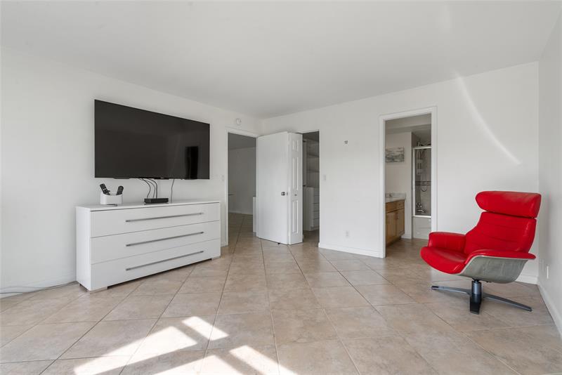 Image 10 of 18 For 2841 Ocean Blvd