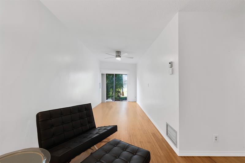 Image 12 of 19 For 1967 Ocean Blvd  104