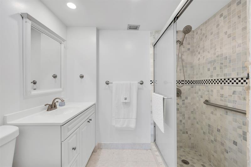 Image 14 of 19 For 1967 Ocean Blvd  104