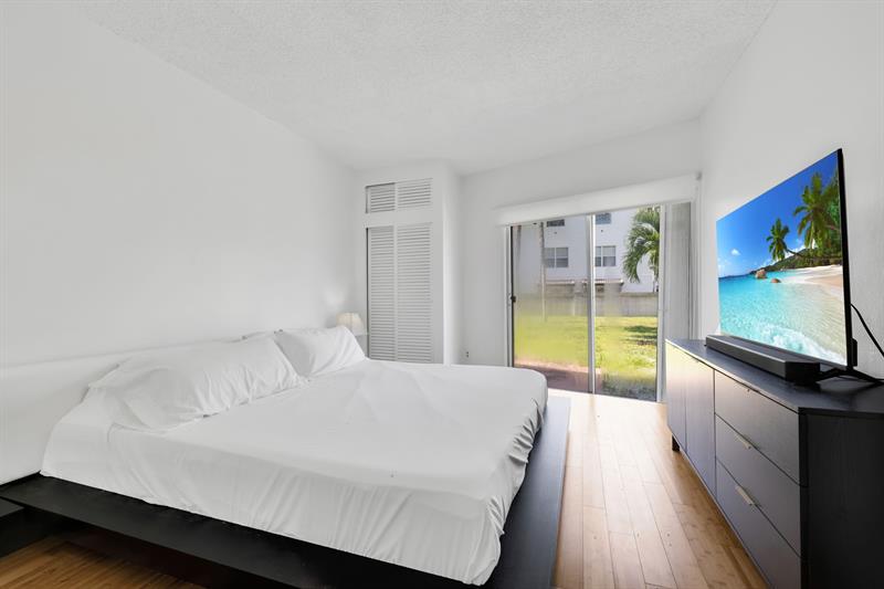 Image 16 of 19 For 1967 Ocean Blvd  104