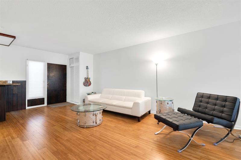 Image 6 of 19 For 1967 Ocean Blvd  104