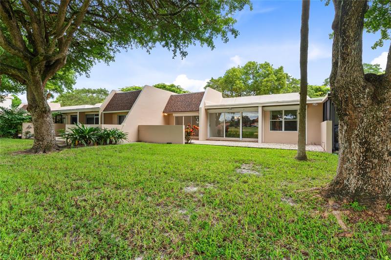 Image 9 of 19 For 3753 Oaks Clubhouse Dr  3753