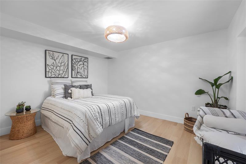 Image 17 of 51 For 9135a 20th Pl