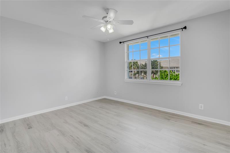 Image 21 of 35 For 9968 57th Manor  129