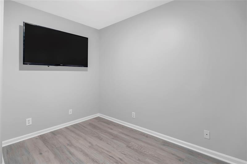 Image 23 of 35 For 9968 57th Manor  129