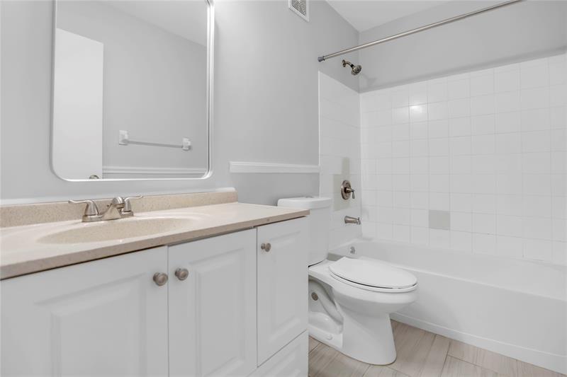 Image 25 of 35 For 9968 57th Manor  129