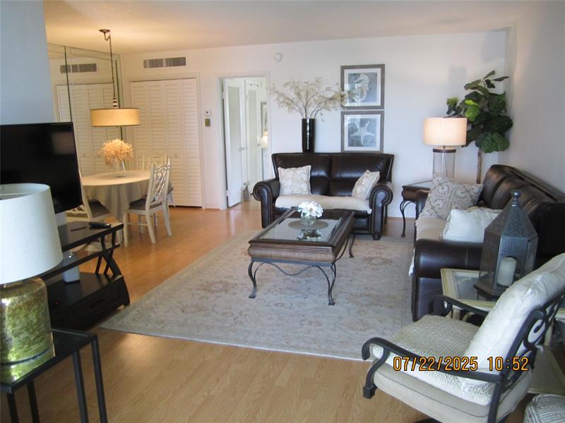 Image 5 of 31 For 743 Riverside Dr  4b