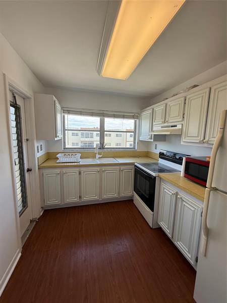 Image 5 of 7 For 4042 19th St  402