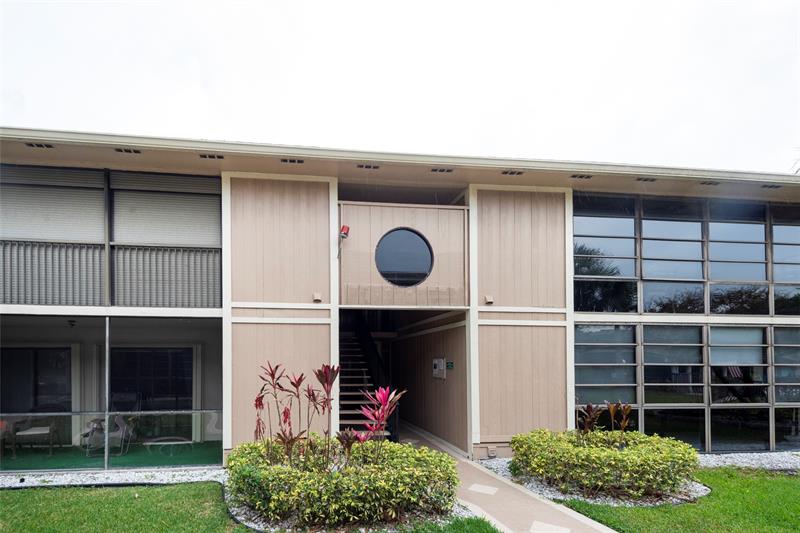 Image 3 of 20 For 7827 Ashmont Cir  208