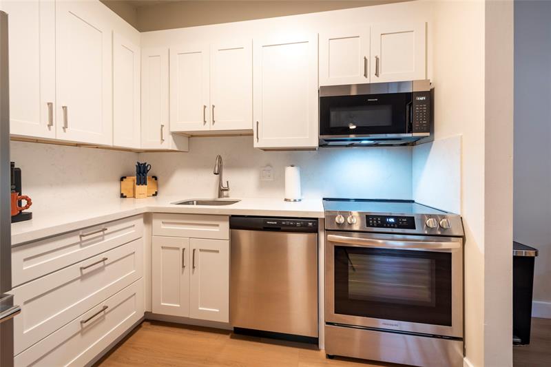 Image 8 of 20 For 7827 Ashmont Cir  208