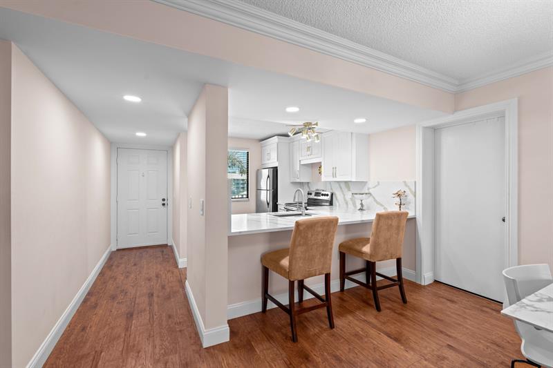 Image 10 of 33 For 6133 Balboa Circle  306