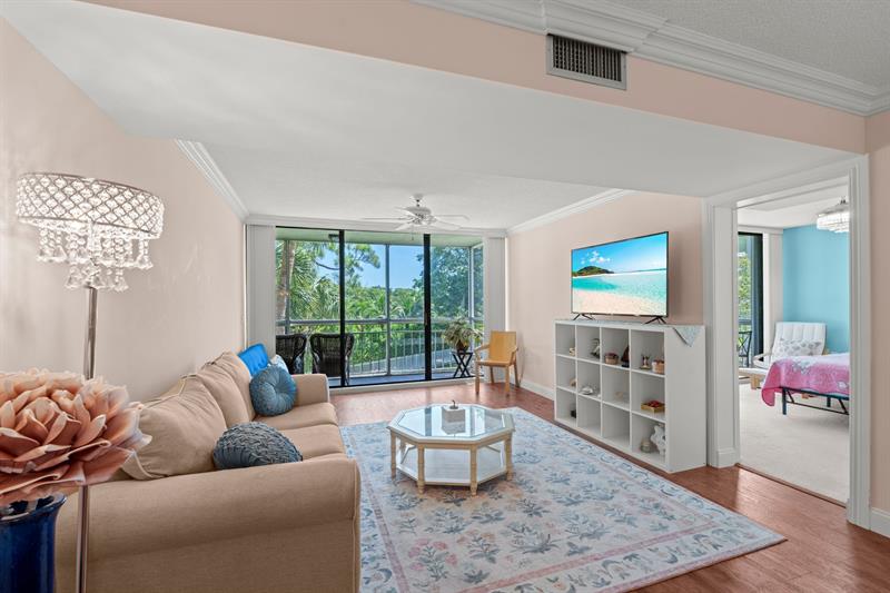 Image 11 of 33 For 6133 Balboa Circle  306