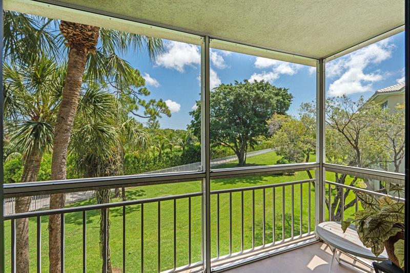 Image 24 of 33 For 6133 Balboa Circle  306