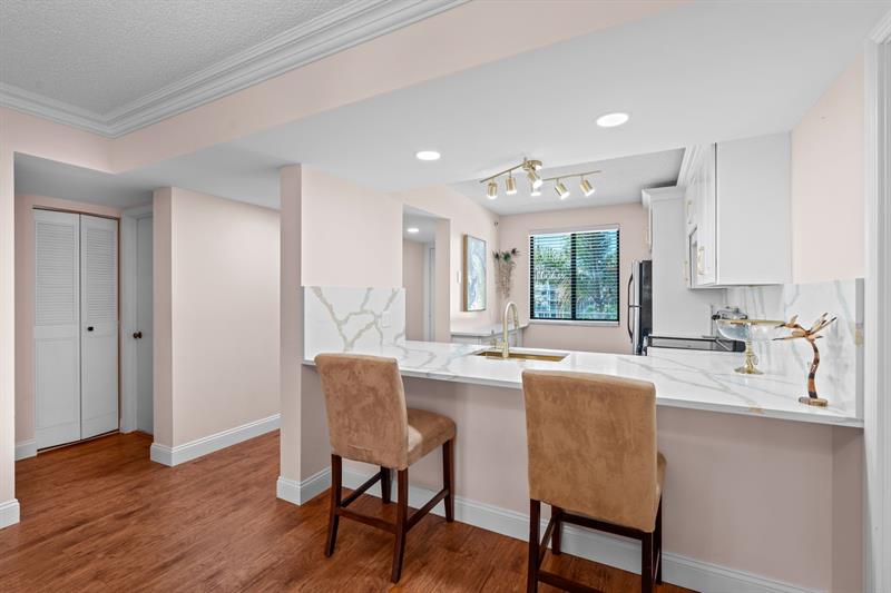 Image 5 of 33 For 6133 Balboa Circle  306