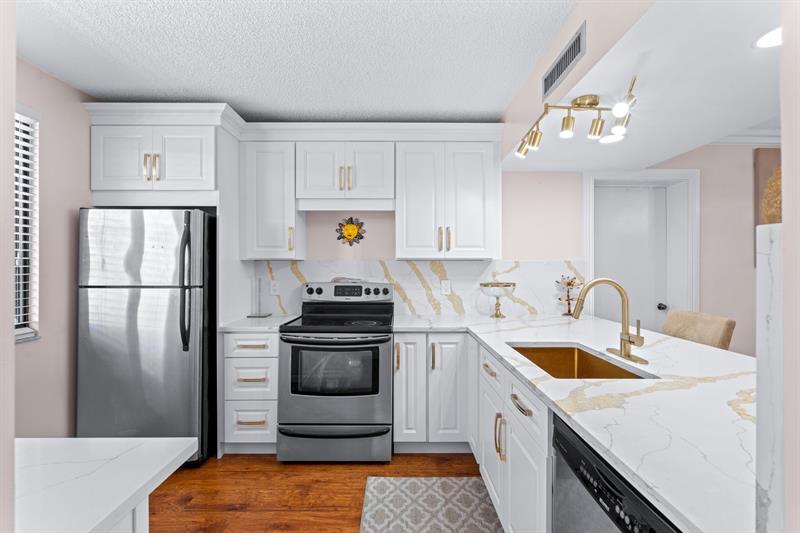 Image 6 of 33 For 6133 Balboa Circle  306