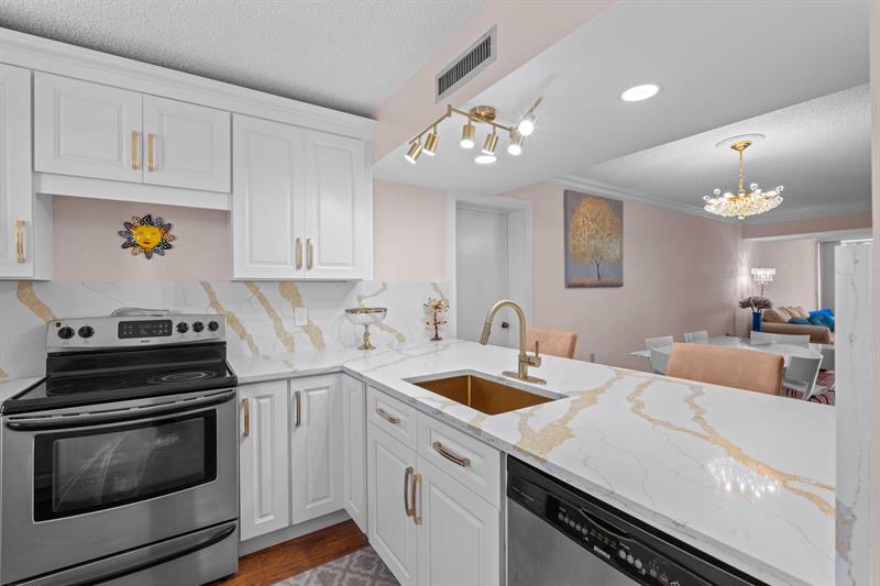 Image 7 of 33 For 6133 Balboa Circle  306