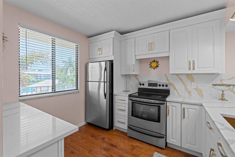 Image 8 of 33 For 6133 Balboa Circle  306