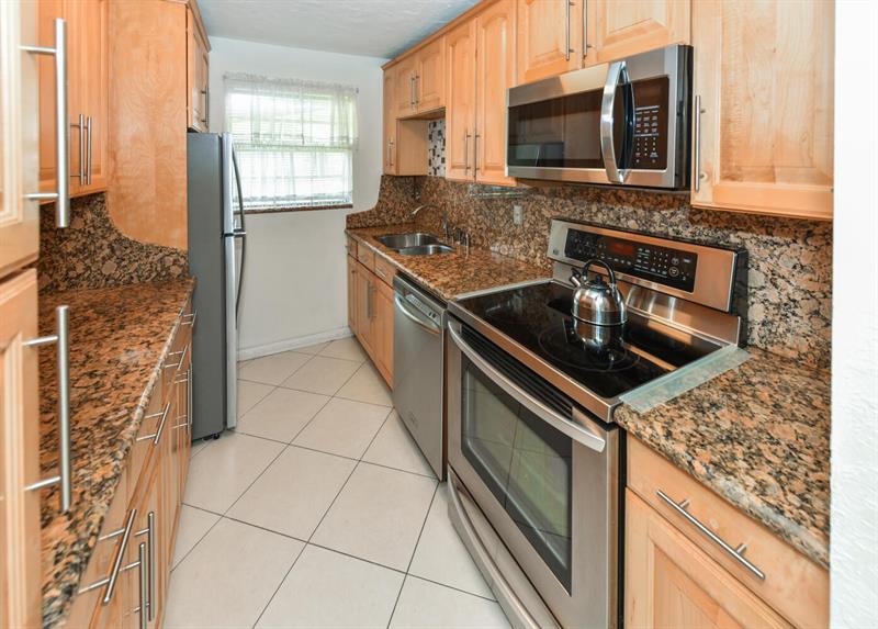 Image 16 of 31 For 1382 High Point Way Ne B