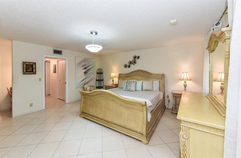 Image 21 of 31 For 1382 High Point Way Ne B
