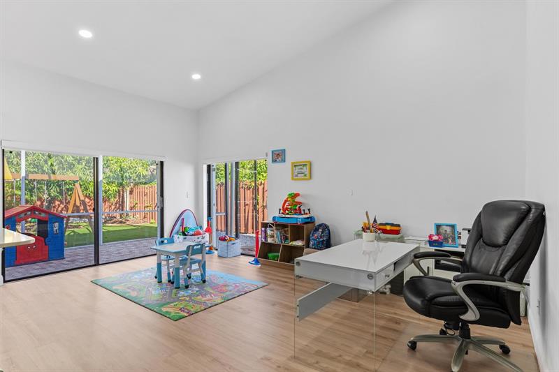 Image 10 of 44 For 10531 159th Ct