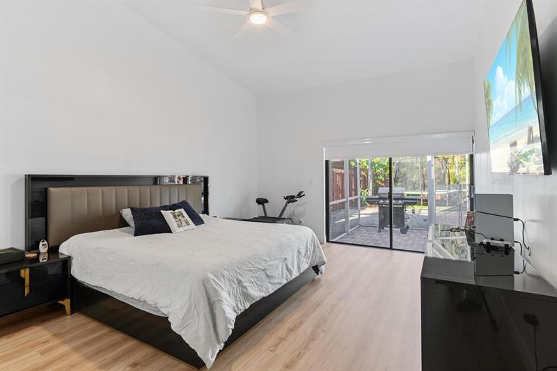 Image 19 of 44 For 10531 159th Ct