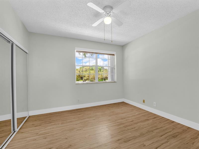 Image 21 of 39 For 219 Mallory Ct  219