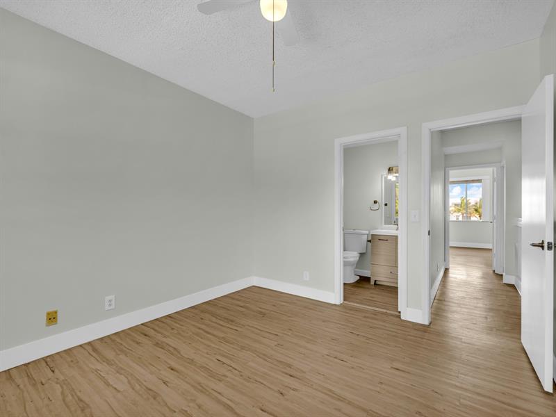 Image 22 of 39 For 219 Mallory Ct  219