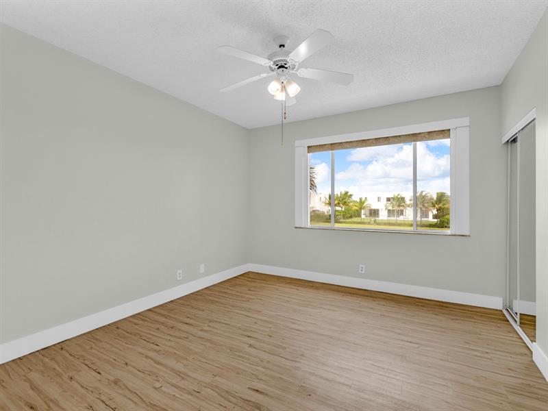 Image 24 of 39 For 219 Mallory Ct  219
