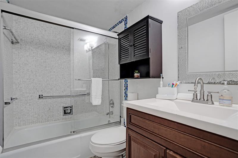 Image 20 of 34 For 2350 14th Street Cswy  203