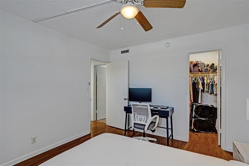 Image 22 of 34 For 2350 14th Street Cswy  203