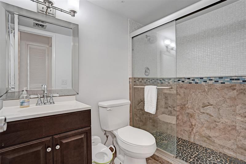 Image 24 of 34 For 2350 14th Street Cswy  203