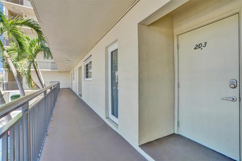 Image 25 of 34 For 2350 14th Street Cswy  203