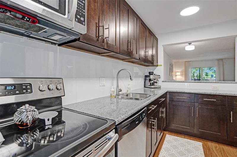 Image 6 of 34 For 2350 14th Street Cswy  203