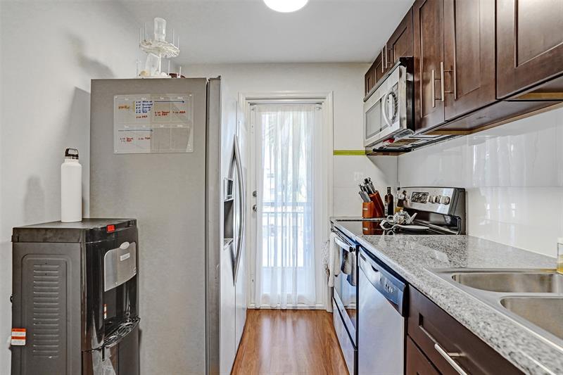 Image 7 of 34 For 2350 14th Street Cswy  203