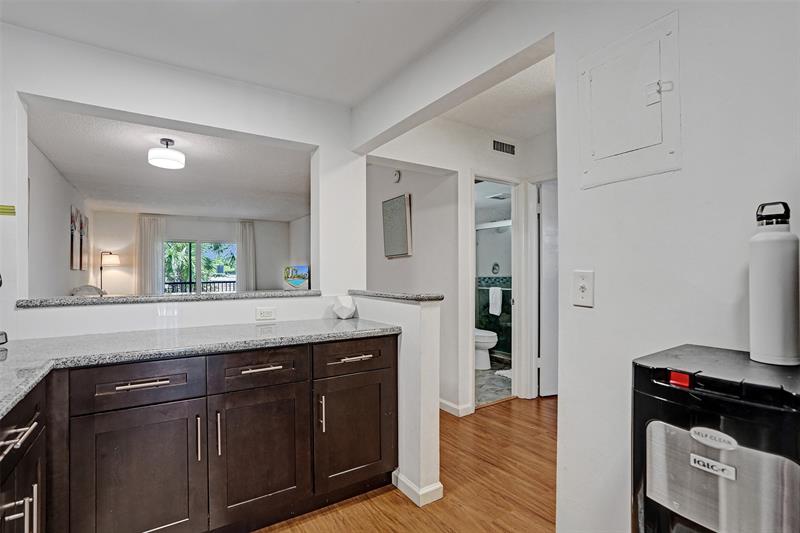 Image 8 of 34 For 2350 14th Street Cswy  203