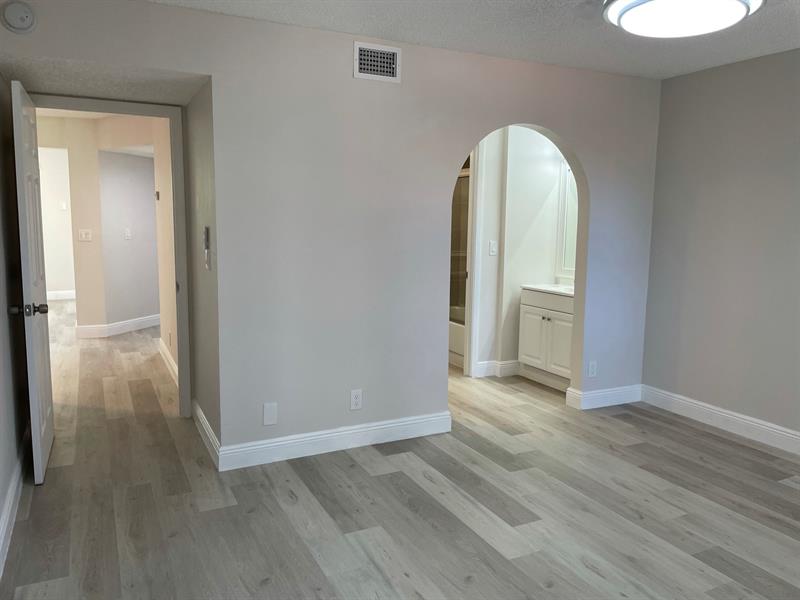 Image 27 of 49 For 5741 Riverside Dr  101-a