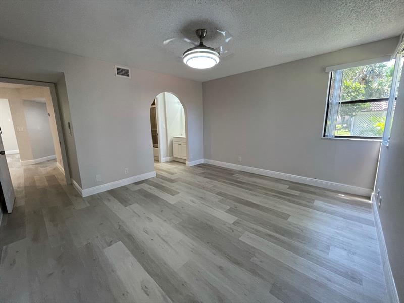 Image 37 of 49 For 5741 Riverside Dr  101-a