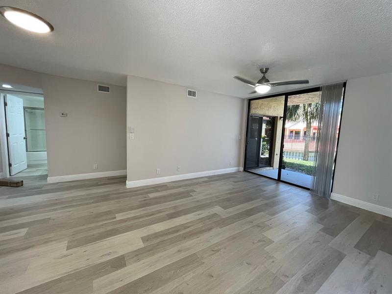Image 9 of 49 For 5741 Riverside Dr  101-a