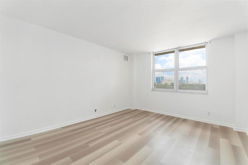 Image 17 of 22 For 1625 10th Ave  508