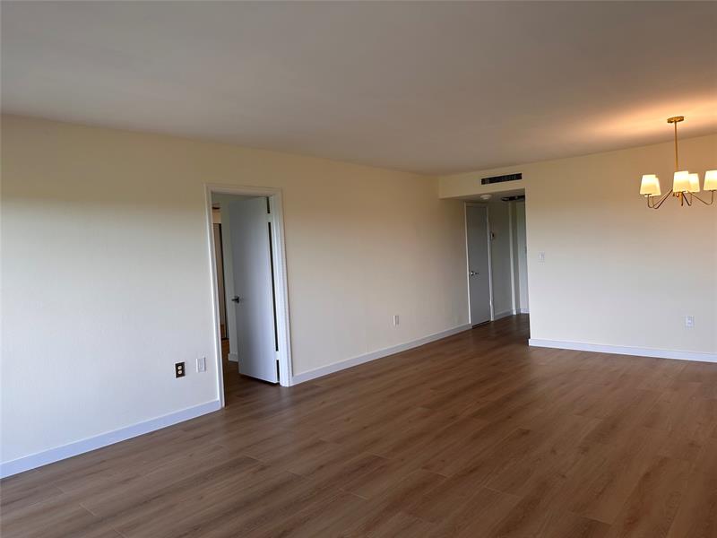 Image 14 of 19 For 155 Ocean Lane Dr  706