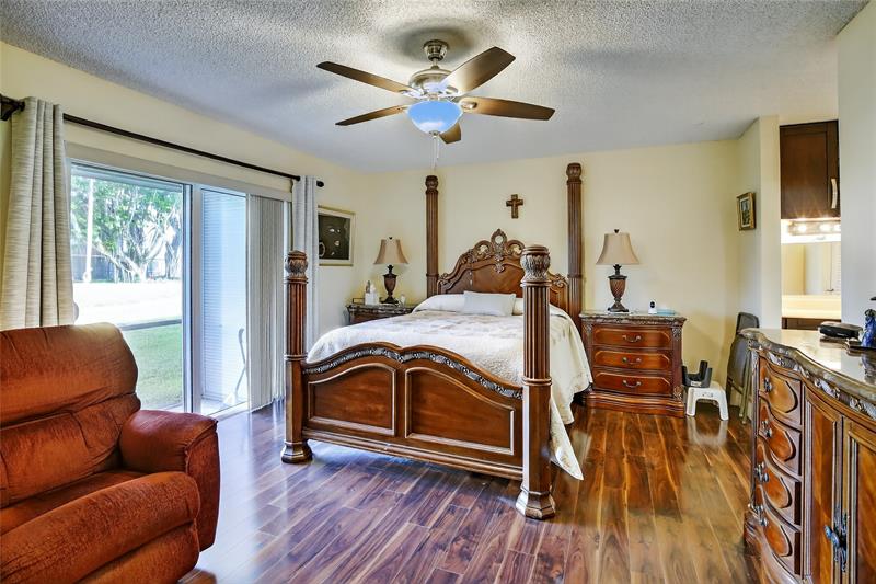 Image 7 of 17 For 211 Hollybrook Dr  107